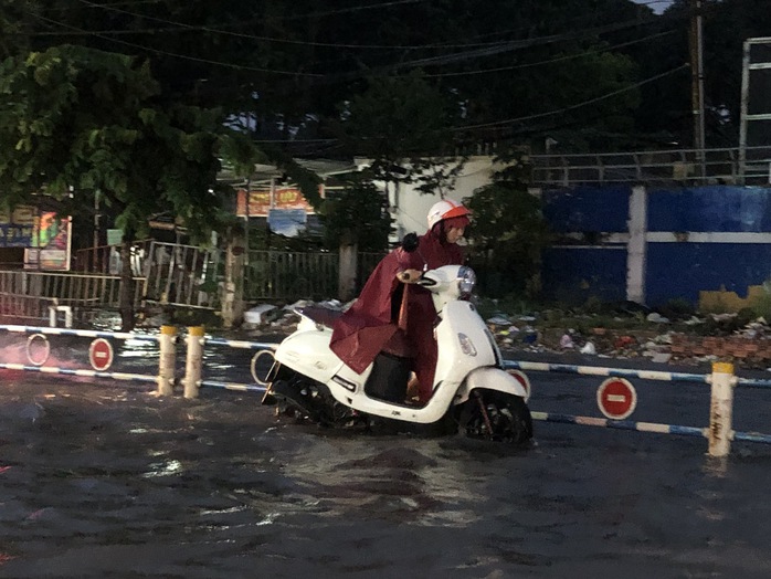Người dân TP HCM vất vả về nhà sau trận mưa chiều - Ảnh 2.