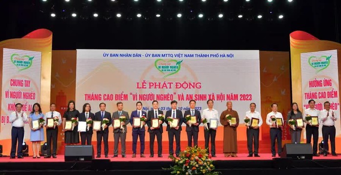 Vietcombank ủng hộ 10 tỉ đồng trong tháng cao điểm ‘Vì người nghèo’ và an sinh xã hội thành phố Hà Nội năm 2023 - Ảnh 2. Vietcombank ủng hộ 10 tỉ đồng trong tháng cao điểm ‘Vì người nghèo’ và an sinh xã hội thành phố Hà Nội năm 2023 - Ảnh 2.