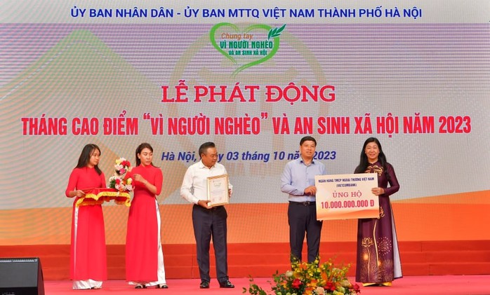 Vietcombank ủng hộ 10 tỉ đồng trong tháng cao điểm ‘Vì người nghèo’ và an sinh xã hội thành phố Hà Nội năm 2023 - Ảnh 1. Vietcombank ủng hộ 10 tỉ đồng trong tháng cao điểm ‘Vì người nghèo’ và an sinh xã hội thành phố Hà Nội năm 2023 - Ảnh 1.