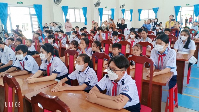 Ông Trương Hòa Bình mang niềm vui đến với 170 học sinh huyện Cần Giờ - Ảnh 3.