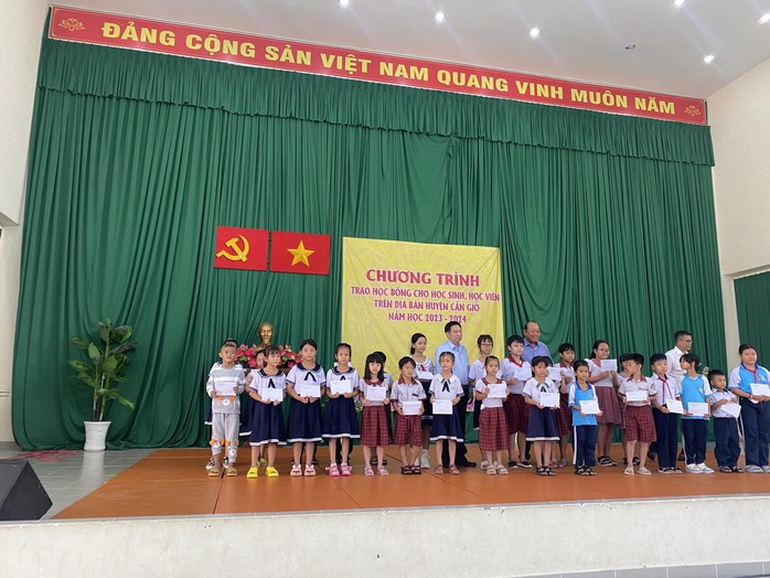 Ông Trương Hòa Bình mang niềm vui đến với 170 học sinh huyện Cần Giờ - Ảnh 4.