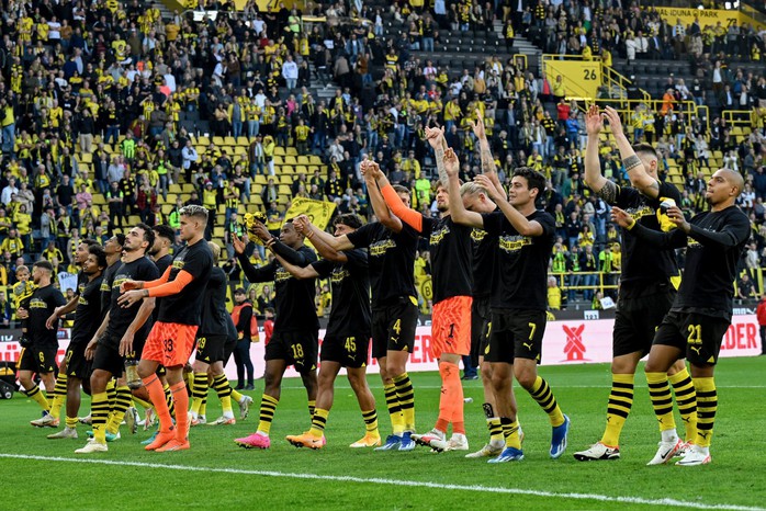 Ngược dòng kịch tính, Borussia Dortmund áp sát ngôi đầu Bundesliga - Ảnh 2.