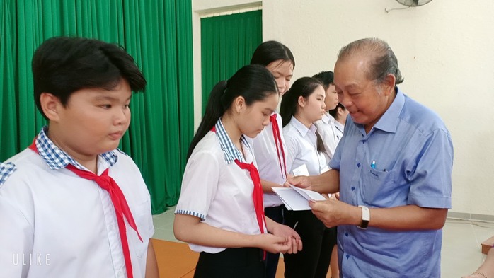 Ông Trương Hòa Bình mang niềm vui đến với 170 học sinh huyện Cần Giờ - Ảnh 2.
