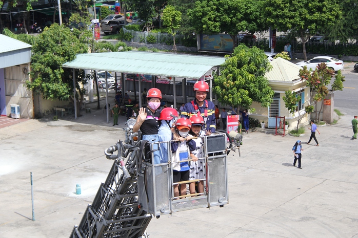 Thoát nạn bằng xe thang cao 52m, xem robot chữa cháy ở Đà Nẵng - Ảnh 10.