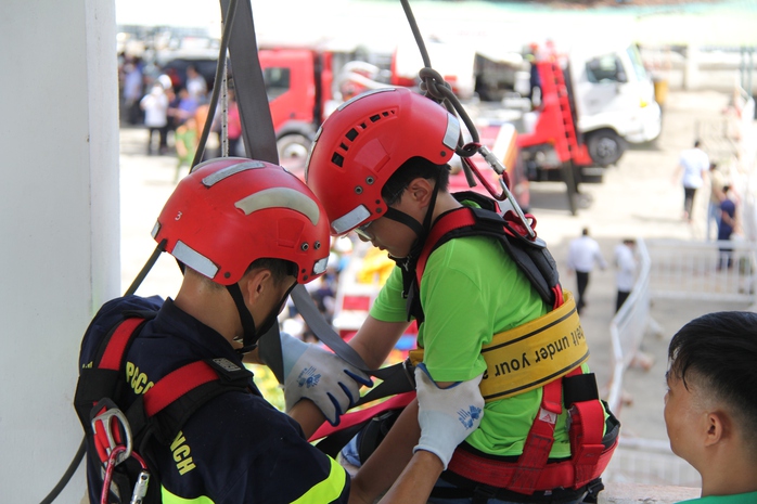 Thoát nạn bằng xe thang cao 52m, xem robot chữa cháy ở Đà Nẵng - Ảnh 6.