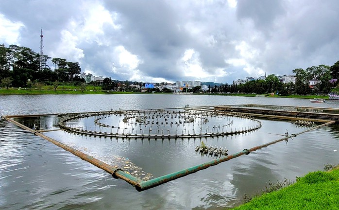 Sớm sửa chữa hệ thống nhạc nước 10 tỉ đồng đang đắp chiếu trên hồ Xuân Hương - Ảnh 1.
