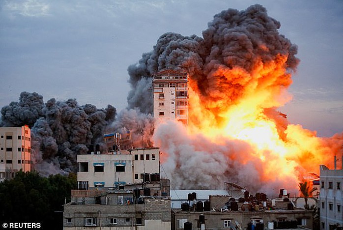 Xung đột Israel – Hamas: Kinh hoàng cảnh đang đưa tin thì tòa nhà trúng tên lửa - Ảnh 3.
