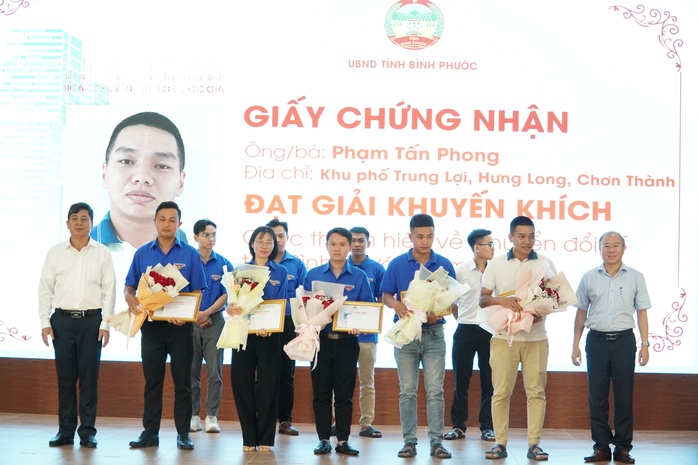 Vinh danh tập thể, cá nhân trong ngày chuyển đổi số ở tỉnh Bình Phước - Ảnh 3.