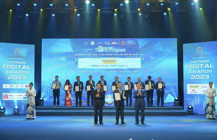 ONEBANK by Nam A Bank được vinh danh “Giải thưởng Chuyển đổi số Việt Nam 2023” - Ảnh 1. ONEBANK by Nam A Bank được vinh danh “Giải thưởng Chuyển đổi số Việt Nam 2023” - Ảnh 1.