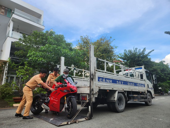 Tiếp tục điều tra vụ người mẫu Ngọc Trinh làm xiếc trên đường - Ảnh 3.