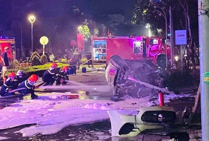 Diễn biến mới vụ xe Mercedes tự gây tai nạn rồi bốc cháy, 6 người bị thương - Ảnh 2.