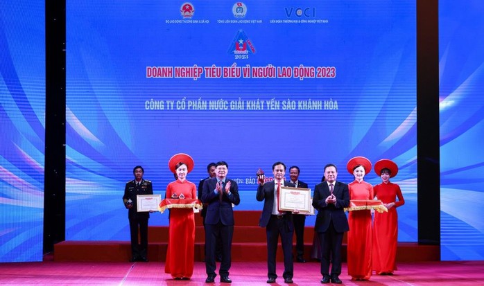 Công ty Cổ phần Nước giải khát Yến sào Khánh Hòa được vinh danh vì người lao động - Ảnh 1. Công ty Cổ phần Nước giải khát Yến sào Khánh Hòa được vinh danh vì người lao động - Ảnh 1.