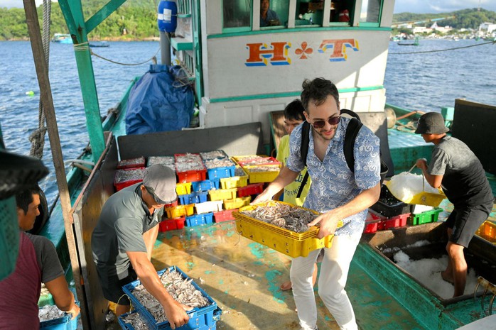 Will in Vietnam thăm nhà thùng Chin-su Phú Quốc: “Nước mắm là rượu vang của người Việt” - Ảnh 3. Will in Vietnam thăm nhà thùng Chin-su Phú Quốc: “Nước mắm là rượu vang của người Việt” - Ảnh 3.