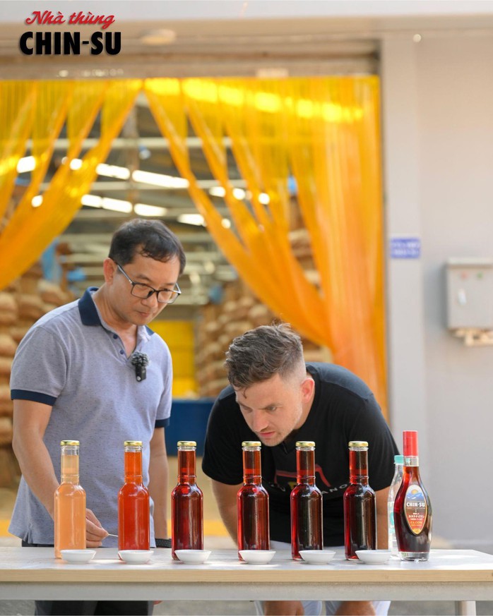 Mê món Việt 15 năm, Chad Kubanoff lần đầu đến thăm nhà thùng nước mắm Chin-su Phú Quốc - Ảnh 4. Mê món Việt 15 năm, Chad Kubanoff lần đầu đến thăm nhà thùng nước mắm Chin-su Phú Quốc - Ảnh 4.