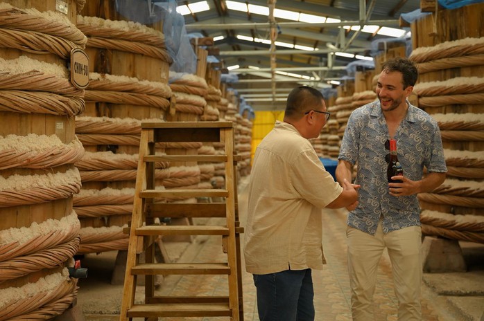 Will in Vietnam thăm nhà thùng Chin-su Phú Quốc: “Nước mắm là rượu vang của người Việt” - Ảnh 6. Will in Vietnam thăm nhà thùng Chin-su Phú Quốc: “Nước mắm là rượu vang của người Việt” - Ảnh 6.
