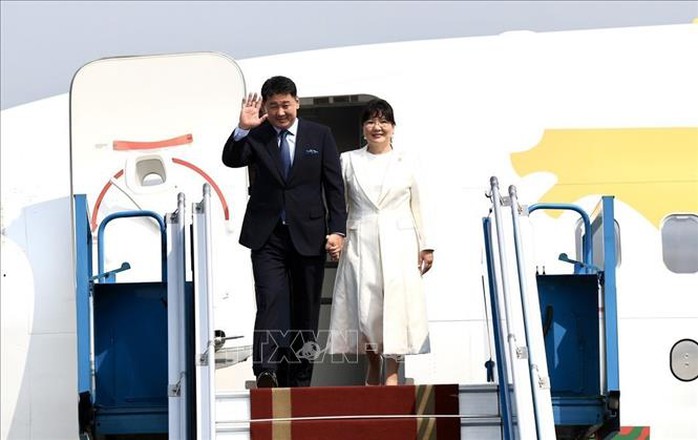 Tổng thống Mông Cổ và Phu nhân đến Hà Nội, bắt đầu thăm Việt Nam - Ảnh 1.
