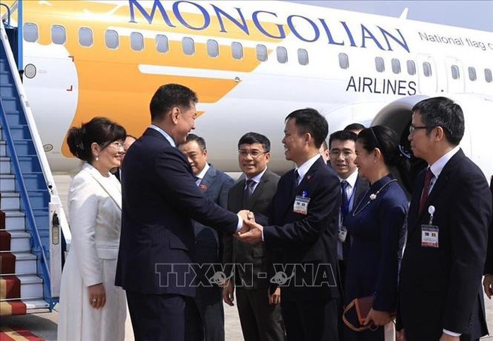 Tổng thống Mông Cổ và Phu nhân đến Hà Nội, bắt đầu thăm Việt Nam - Ảnh 3.