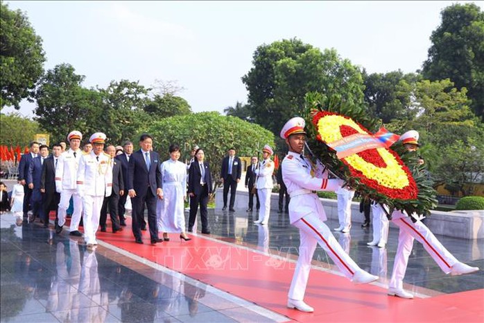 Tổng thống Mông Cổ vào Lăng viếng Chủ tịch Hồ Chí Minh - Ảnh 4.