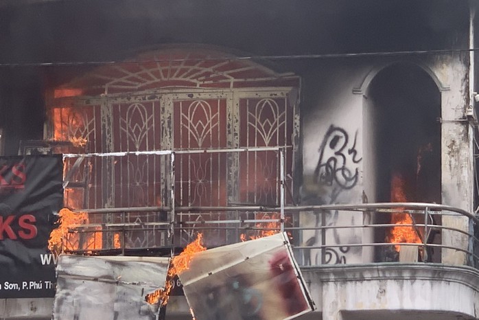 Căn nhà 1 trệt, 1 lầu ở quận Tân Phú - TP HCM bùng lửa sau tiếng nổ - Ảnh 1.