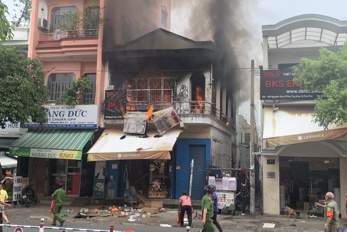 Căn nhà 1 trệt, 1 lầu ở quận Tân Phú - TP HCM bùng lửa sau tiếng nổ - Ảnh 4.