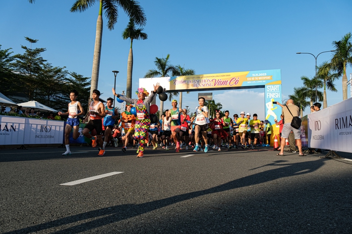 Gần 2.000 vận động viên tham gia Giải Nông thôn Việt Marathon - Long An 2023 - Ảnh 1.
