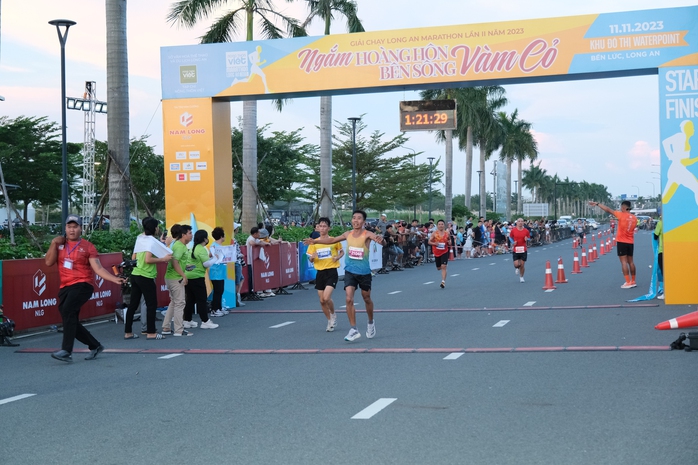 Gần 2.000 vận động viên tham gia Giải Nông thôn Việt Marathon - Long An 2023 - Ảnh 6.