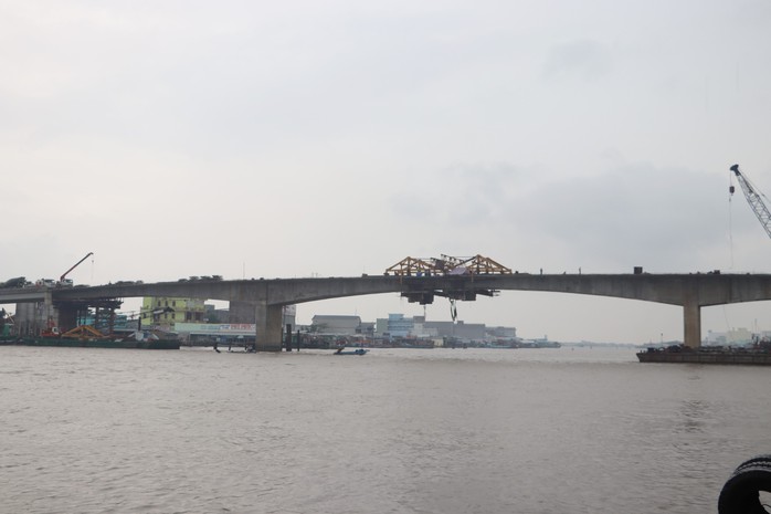 Hợp long cây cầu 640 tỉ đồng tại thị trấn biển lớn nhất ĐBSCL - Ảnh 1.