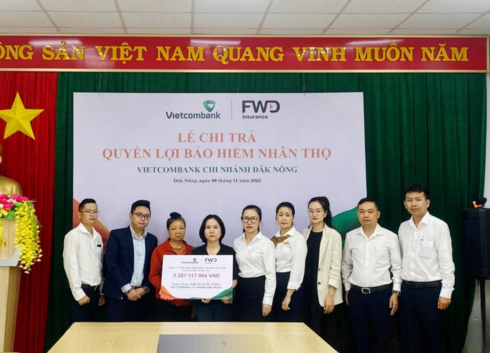 Vietcombank Đắk Nông cùng FWD chi trả quyền lợi bảo hiểm hơn 2 tỉ đồng - Ảnh 1. Vietcombank Đắk Nông cùng FWD chi trả quyền lợi bảo hiểm hơn 2 tỉ đồng - Ảnh 1.