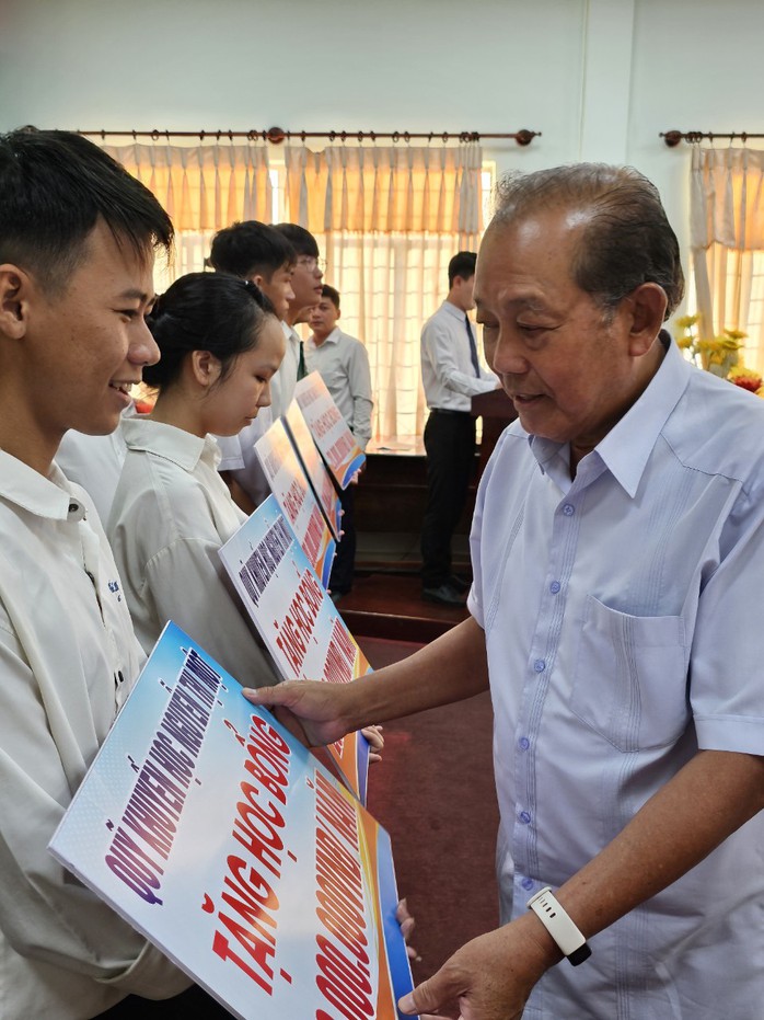 Nguyên Phó Thủ tướng Thường trực Trương Hòa Bình trao học bổng tại Long An - Ảnh 4.