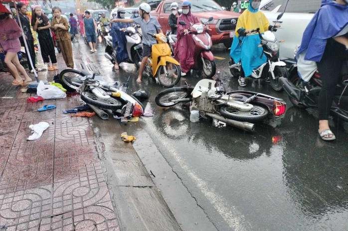 Tài xế có dấu hiệu say xỉn gây tai nạn trên đường Cao Thắng, quận 10 - Ảnh 3.
