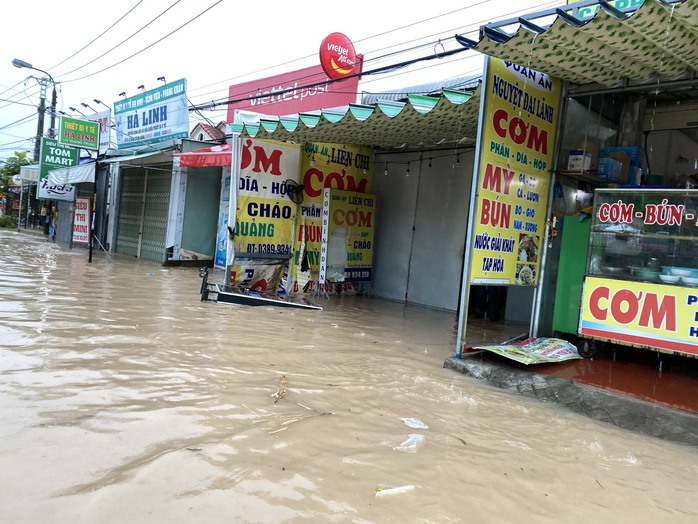 Mưa lớn gây sạt lở, ngập nhiều tuyến quốc lộ, học sinh phải nghỉ học - Ảnh 2.