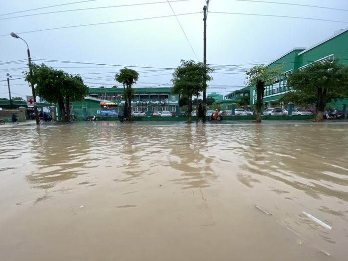 Mưa lớn gây sạt lở, ngập nhiều tuyến quốc lộ, học sinh phải nghỉ học - Ảnh 1.