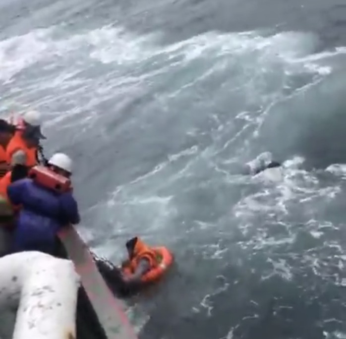 CLIP: Căng thẳng cứu nạn 2 người trôi dạt trên biển - Ảnh 2.