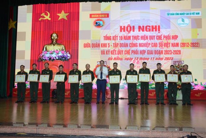 Tập đoàn Công nghiệp Cao su Việt Nam cùng Quân khu 5 ký kết quy chế phối hợp giai đoạn mới - Ảnh 1.