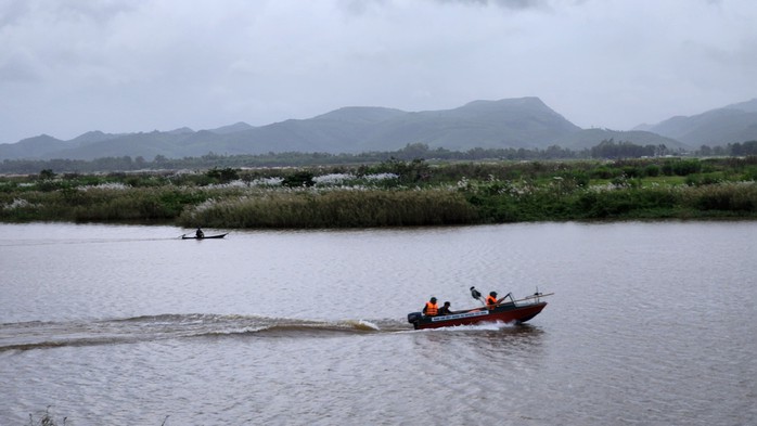 Tắm sông Ba, 4 học sinh Phú Yên bị nước cuốn mất tích - Ảnh 1.