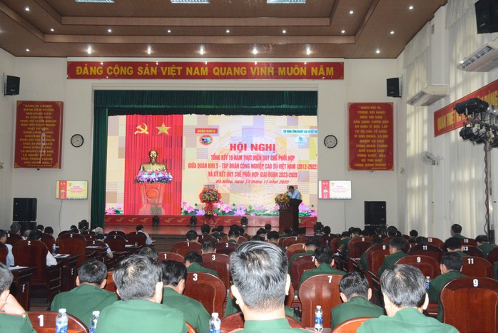 Tập đoàn Công nghiệp Cao su Việt Nam cùng Quân khu 5 ký kết quy chế phối hợp giai đoạn mới - Ảnh 2.