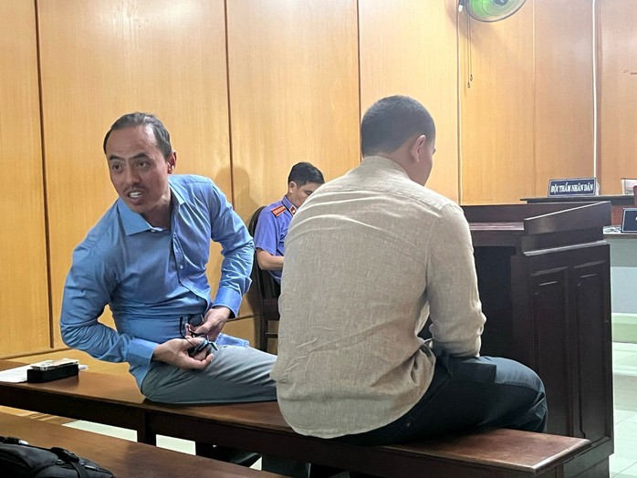 Phạt tù 2 Việt kiều hành hung công an ở quận 1 - Ảnh 1.