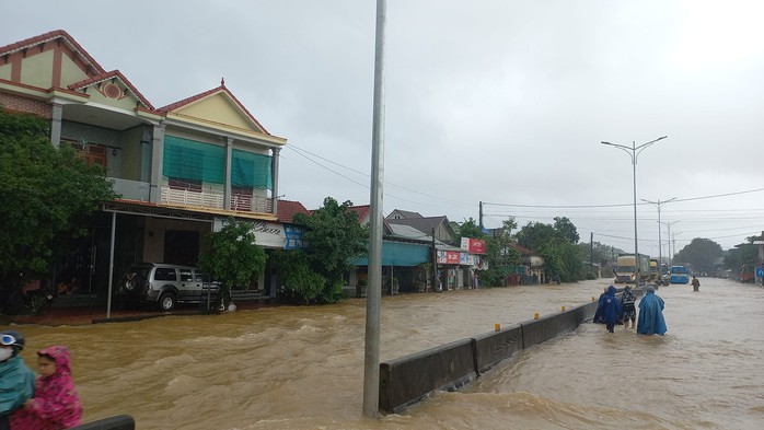 Sông Hương vượt đỉnh lũ 2020, TP Huế bị nước bủa vây - Ảnh 30.