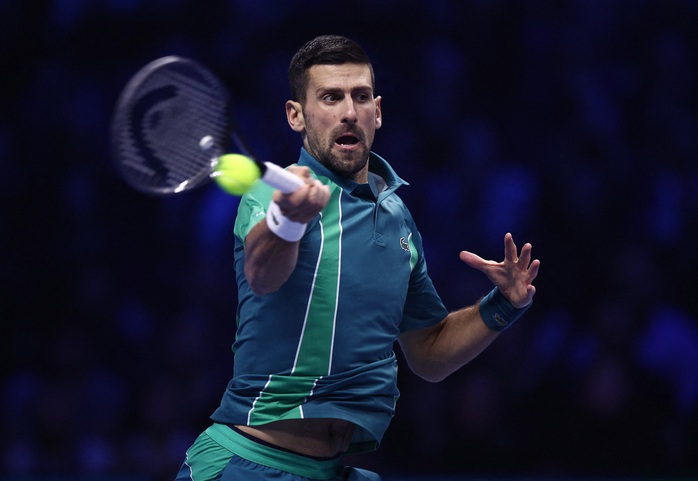 Djokovic đứt mạch bất bại của trước Sinner, Tsitsipas rời giải đấu vì chấn thương - Ảnh 2.