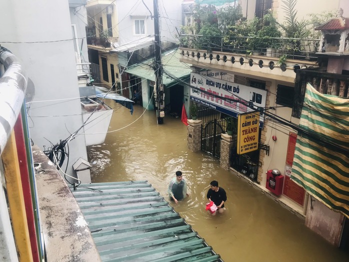 Sông Hương vượt đỉnh lũ 2020, TP Huế bị nước bủa vây - Ảnh 2.