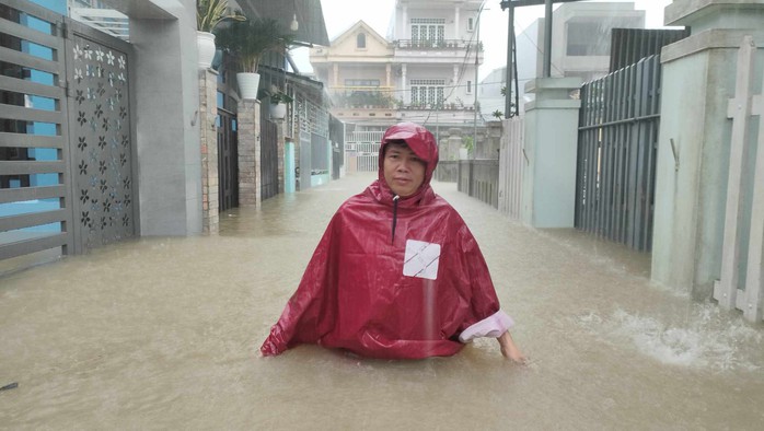 Sông Hương vượt đỉnh lũ 2020, TP Huế bị nước bủa vây - Ảnh 5.