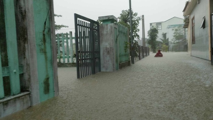 Sông Hương vượt đỉnh lũ 2020, TP Huế bị nước bủa vây - Ảnh 6.