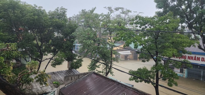 Sông Hương vượt đỉnh lũ 2020, TP Huế bị nước bủa vây - Ảnh 8.