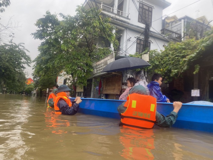 Sông Hương vượt đỉnh lũ 2020, TP Huế bị nước bủa vây - Ảnh 25.