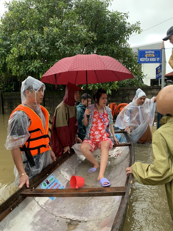Sông Hương vượt đỉnh lũ 2020, TP Huế bị nước bủa vây - Ảnh 27.