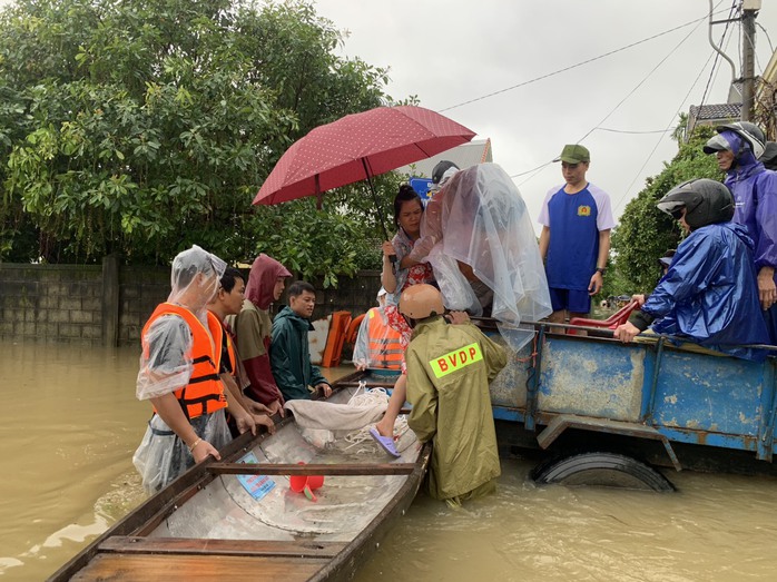 Sông Hương vượt đỉnh lũ 2020, TP Huế bị nước bủa vây - Ảnh 28.