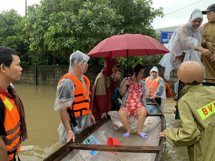 Sông Hương vượt đỉnh lũ 2020, TP Huế bị nước bủa vây - Ảnh 26.