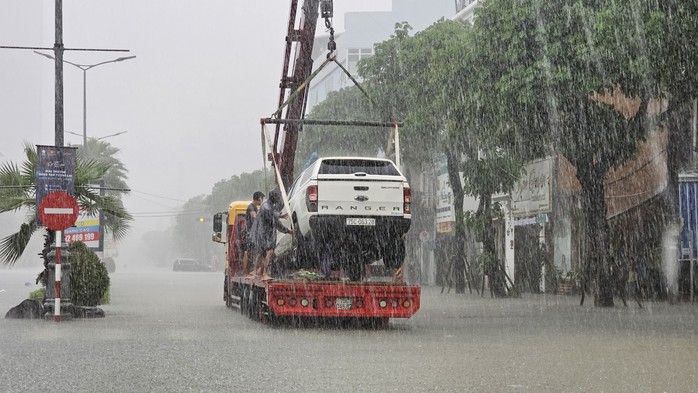 Sông Hương vượt đỉnh lũ 2020, TP Huế bị nước bủa vây - Ảnh 11.