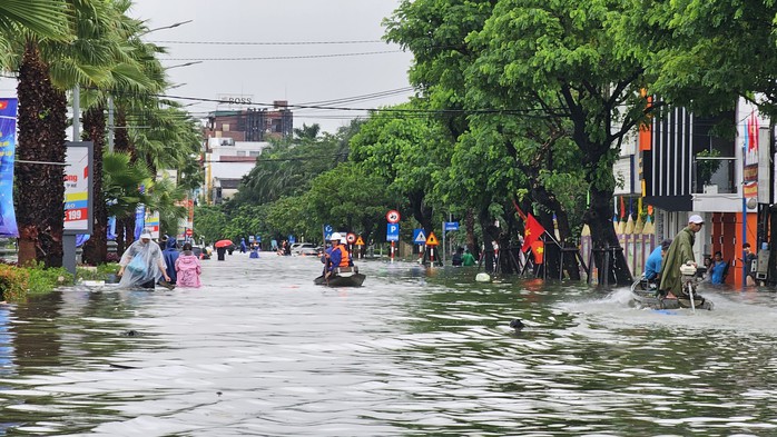 Sông Hương vượt đỉnh lũ 2020, TP Huế bị nước bủa vây - Ảnh 16.