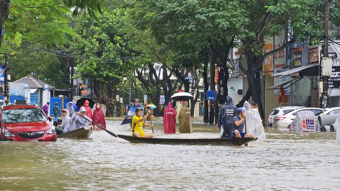 Sông Hương vượt đỉnh lũ 2020, TP Huế bị nước bủa vây - Ảnh 19.